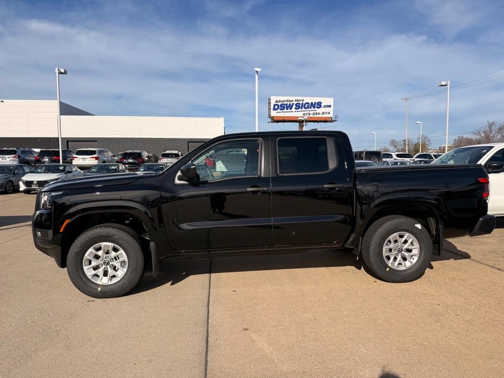 Nissan Frontier Vehicle Full-screen Gallery Image 23