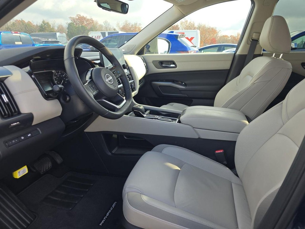 Nissan Pathfinder Vehicle Full-screen Gallery Image 03