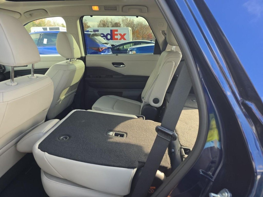 Nissan Pathfinder Vehicle Full-screen Gallery Image 04