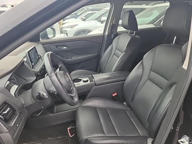 Nissan Rogue Vehicle Full-screen Gallery Image 02