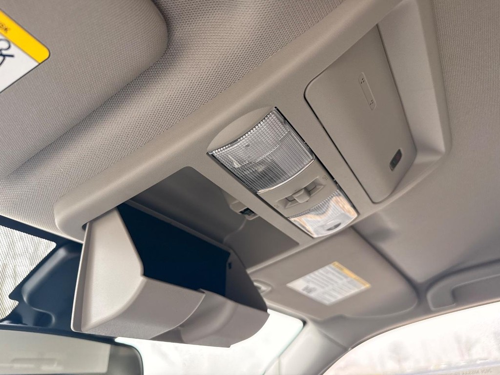 Nissan Frontier Vehicle Full-screen Gallery Image 04