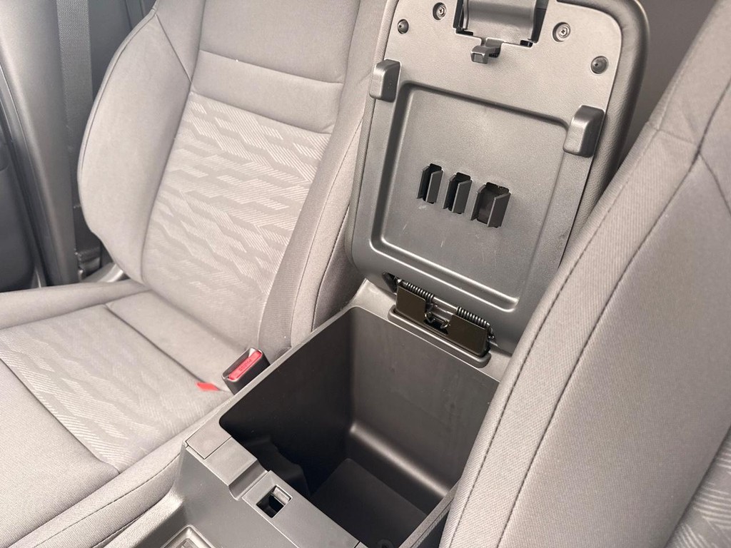 Nissan Frontier Vehicle Full-screen Gallery Image 05