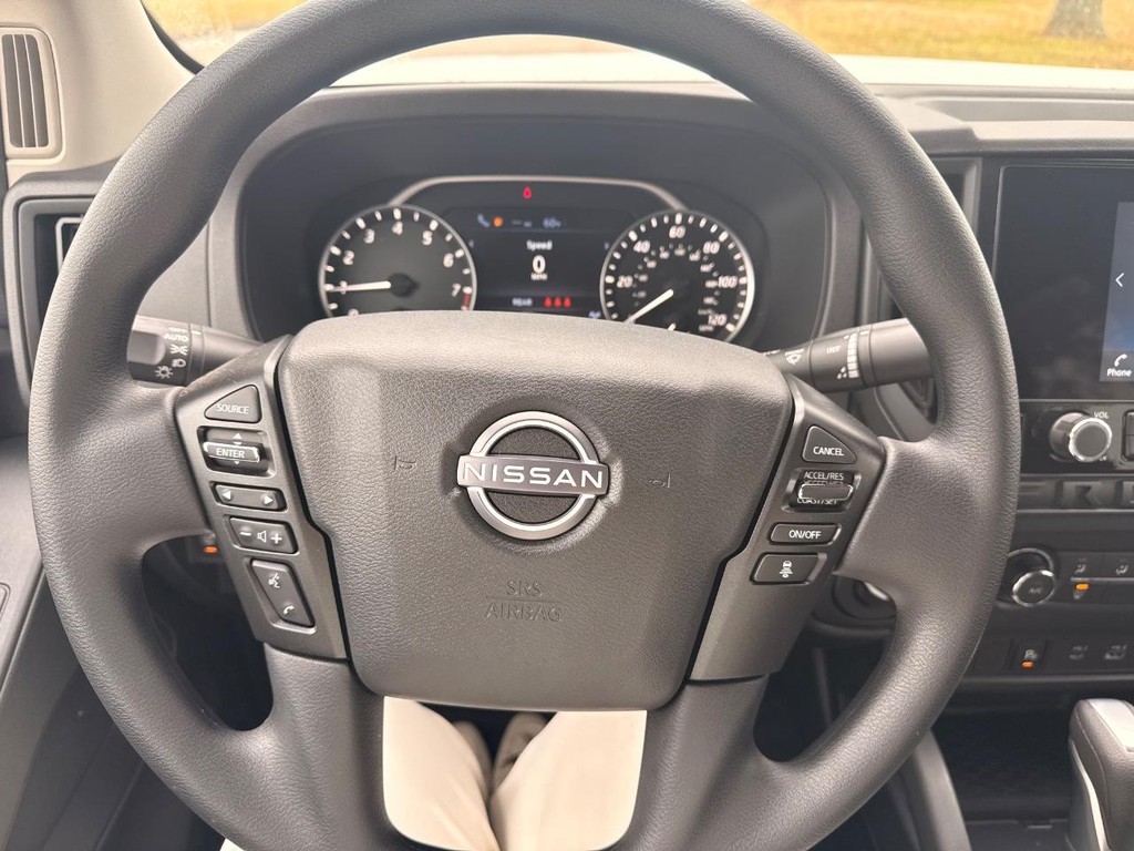 Nissan Frontier Vehicle Full-screen Gallery Image 10