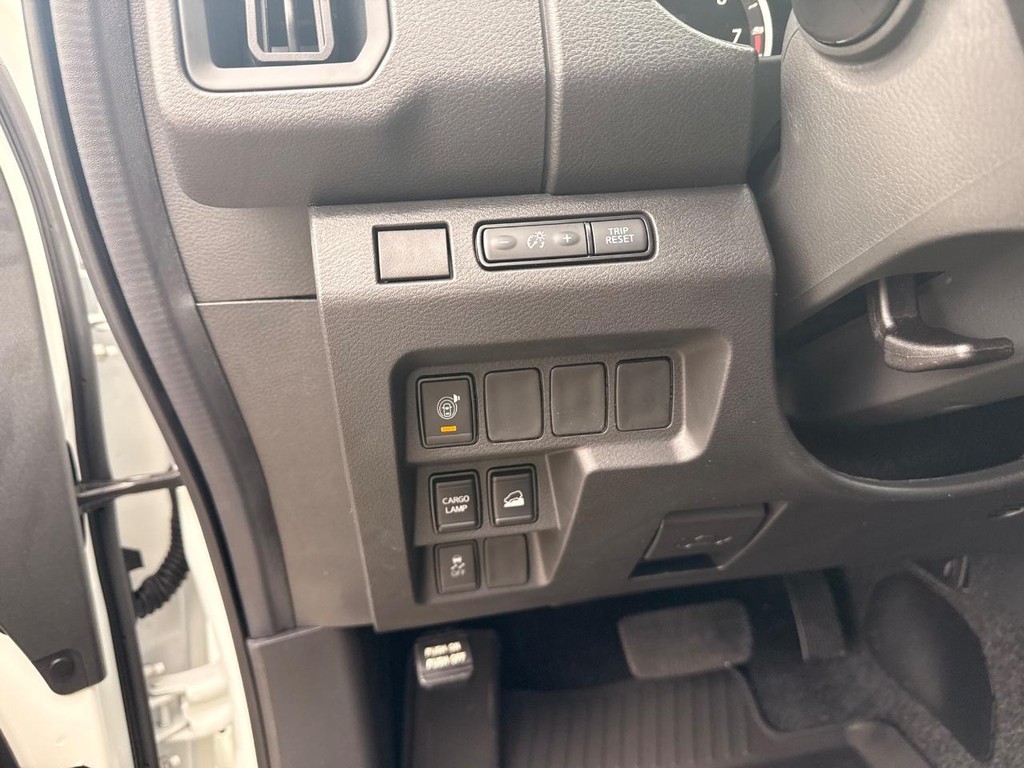 Nissan Frontier Vehicle Full-screen Gallery Image 12