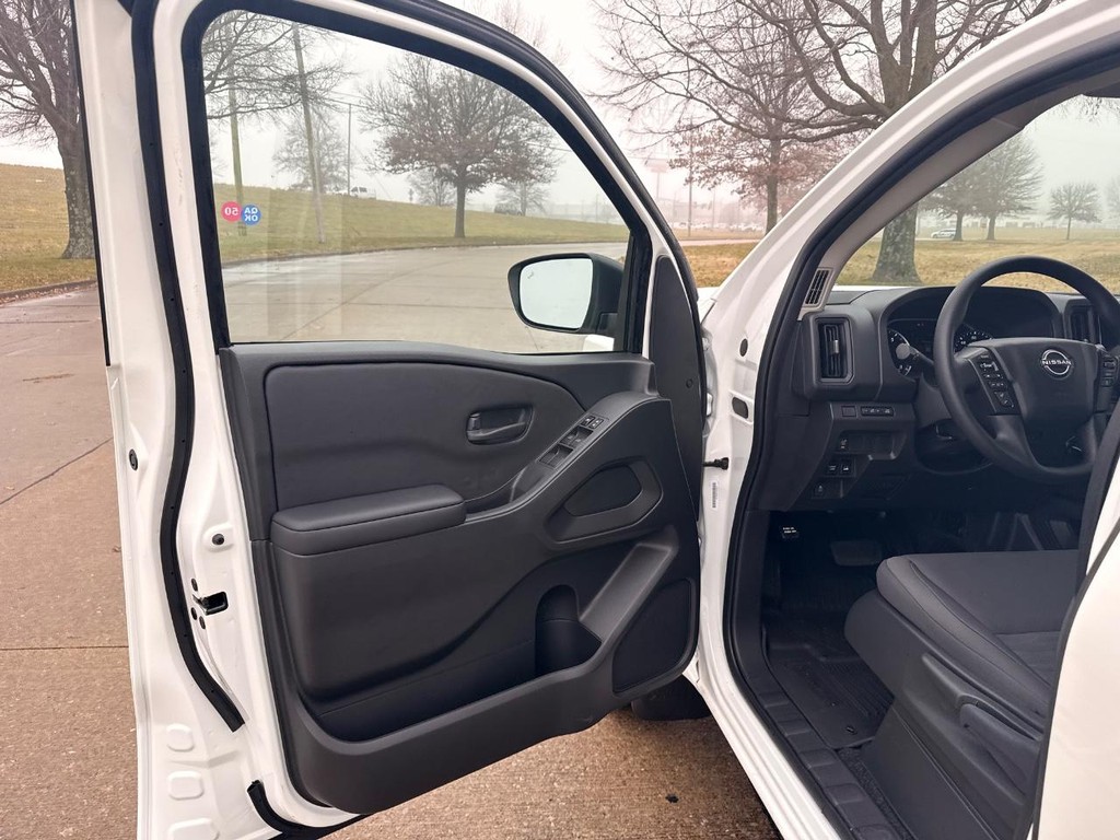 Nissan Frontier Vehicle Full-screen Gallery Image 13