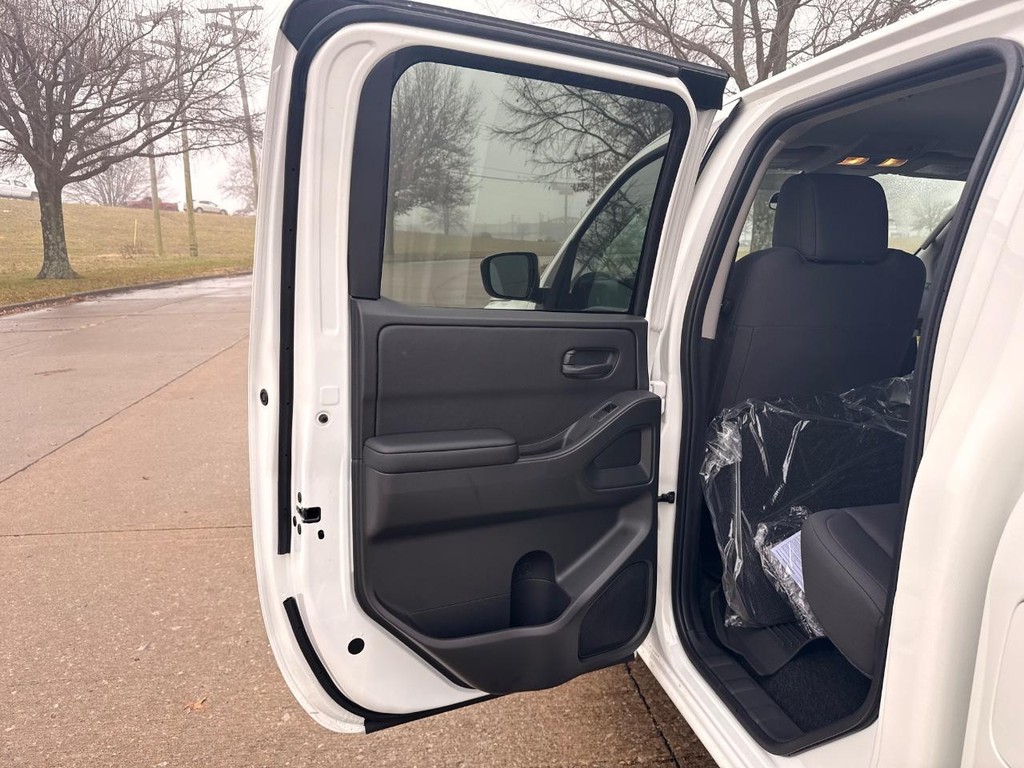 Nissan Frontier Vehicle Full-screen Gallery Image 14