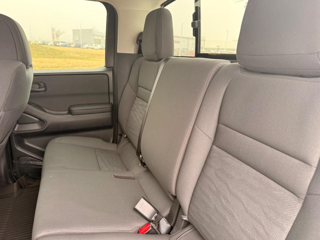 Nissan Frontier Vehicle Full-screen Gallery Image 15