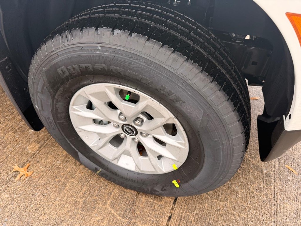 Nissan Frontier Vehicle Full-screen Gallery Image 17