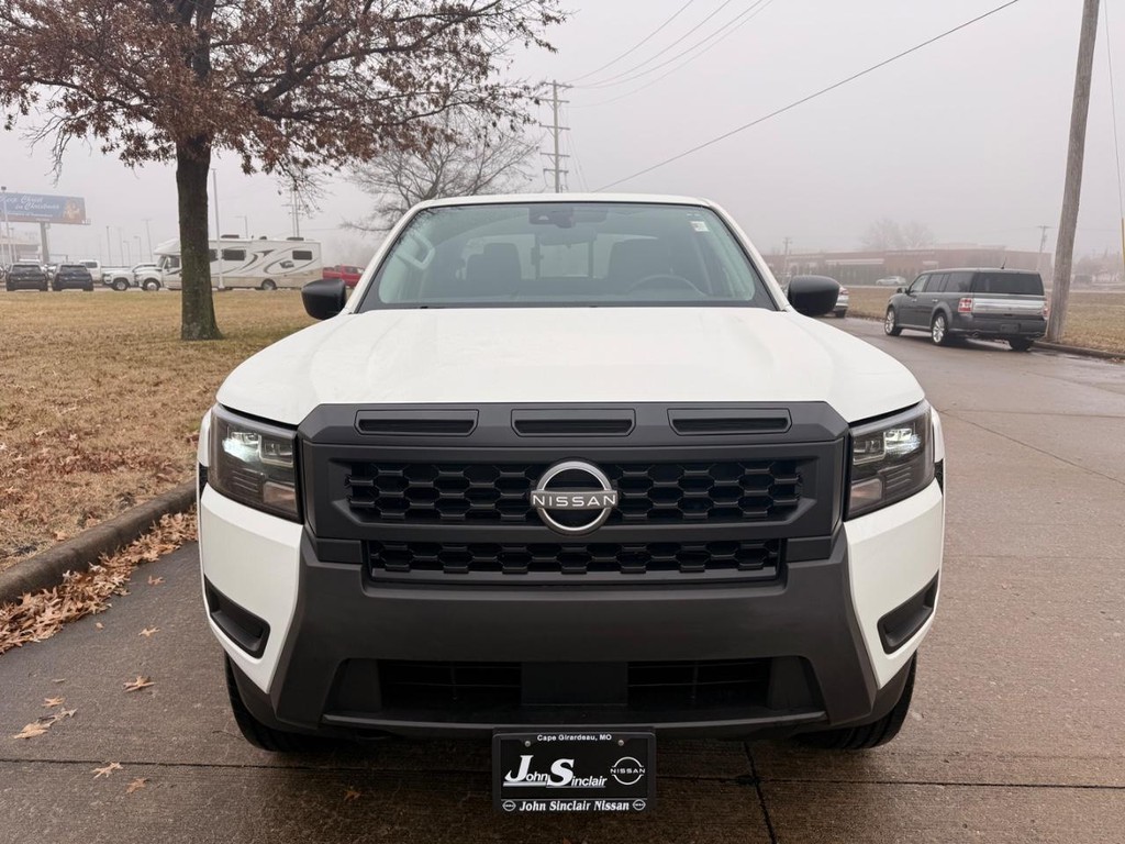 Nissan Frontier Vehicle Full-screen Gallery Image 18