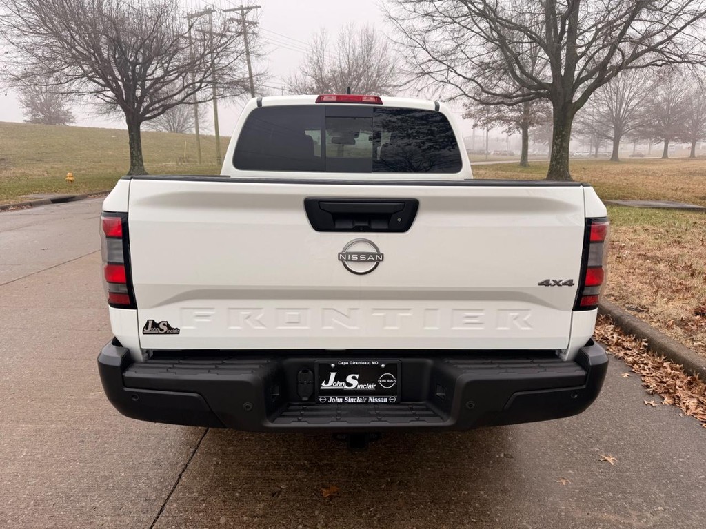 Nissan Frontier Vehicle Full-screen Gallery Image 19