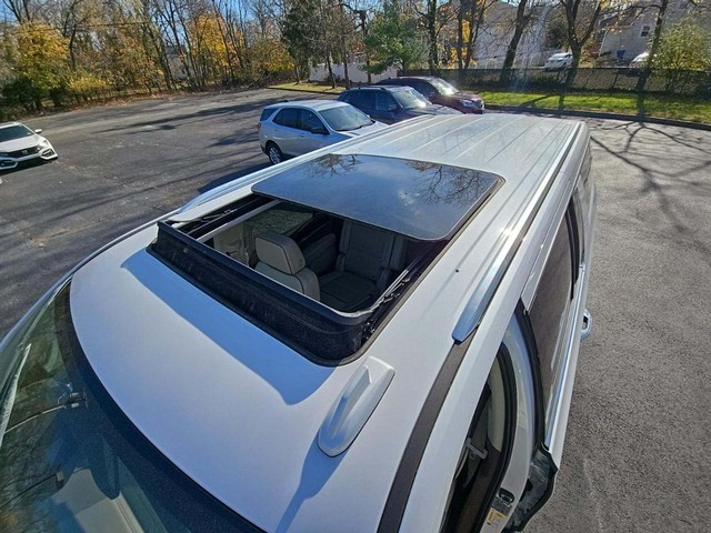 GMC Yukon XL Vehicle Full-screen Gallery Image 03