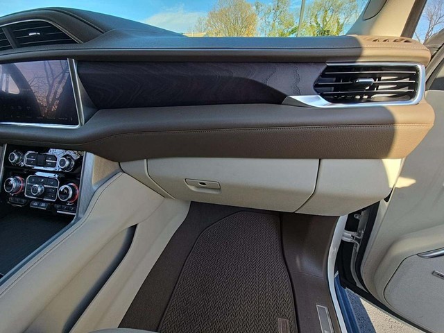 GMC Yukon XL Vehicle Full-screen Gallery Image 05