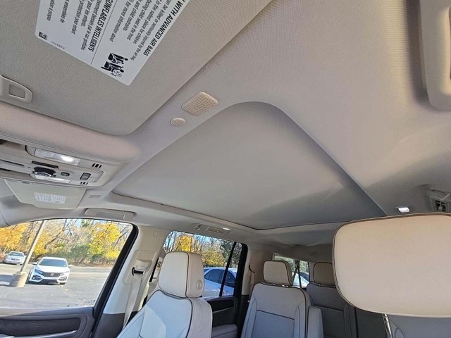 GMC Yukon XL Vehicle Full-screen Gallery Image 10