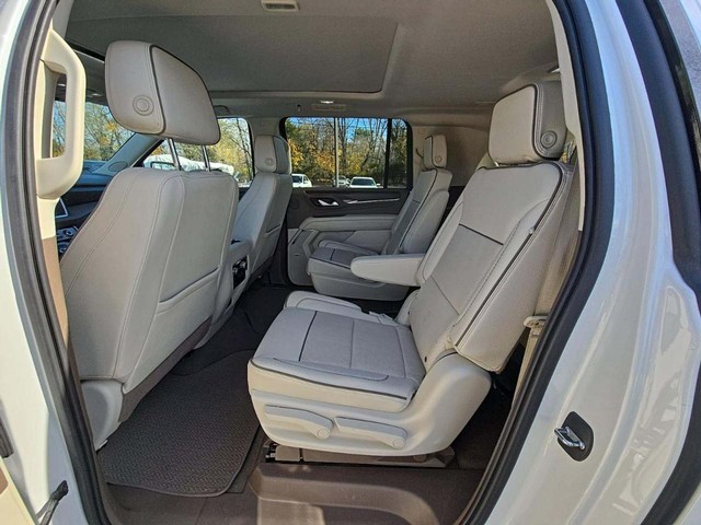 GMC Yukon XL Vehicle Full-screen Gallery Image 11