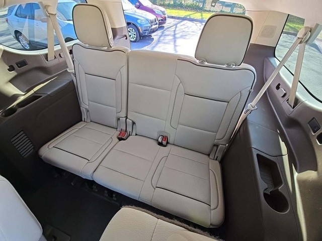 GMC Yukon XL Vehicle Full-screen Gallery Image 12