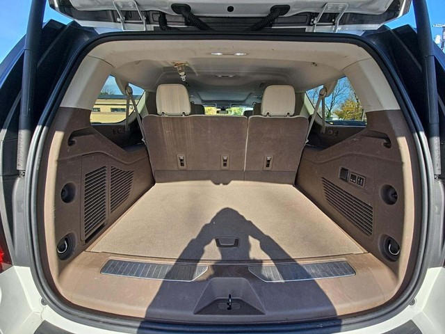 GMC Yukon XL Vehicle Full-screen Gallery Image 13