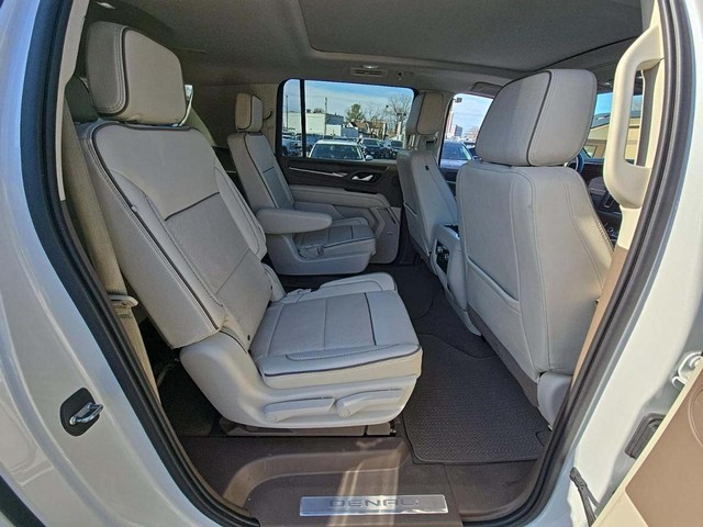 GMC Yukon XL Vehicle Full-screen Gallery Image 14