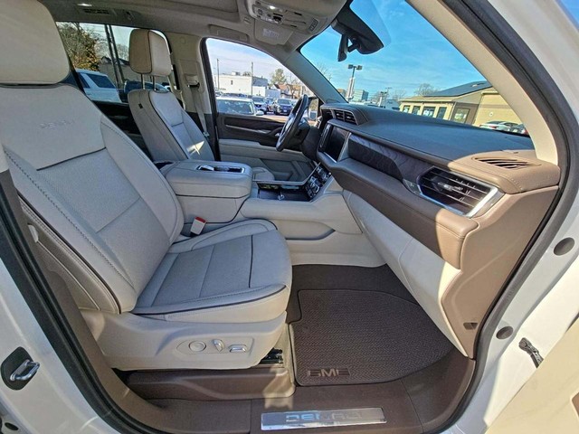 GMC Yukon XL Vehicle Full-screen Gallery Image 15