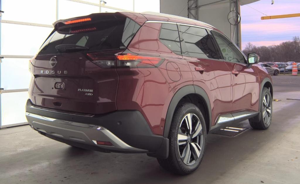 Nissan Rogue Vehicle Full-screen Gallery Image 02