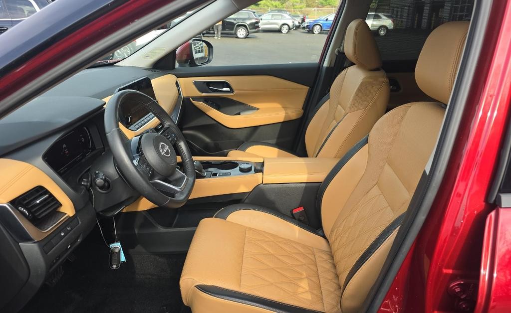 Nissan Rogue Vehicle Full-screen Gallery Image 03