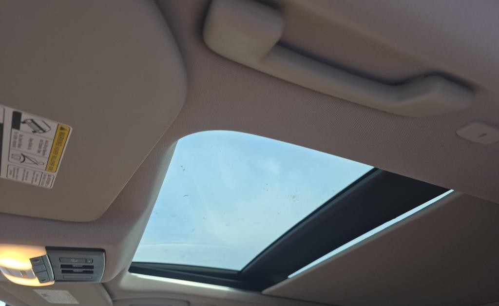 Nissan Rogue Vehicle Full-screen Gallery Image 04