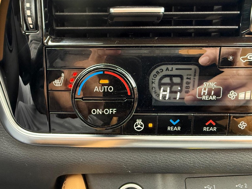 Nissan Rogue Vehicle Full-screen Gallery Image 06