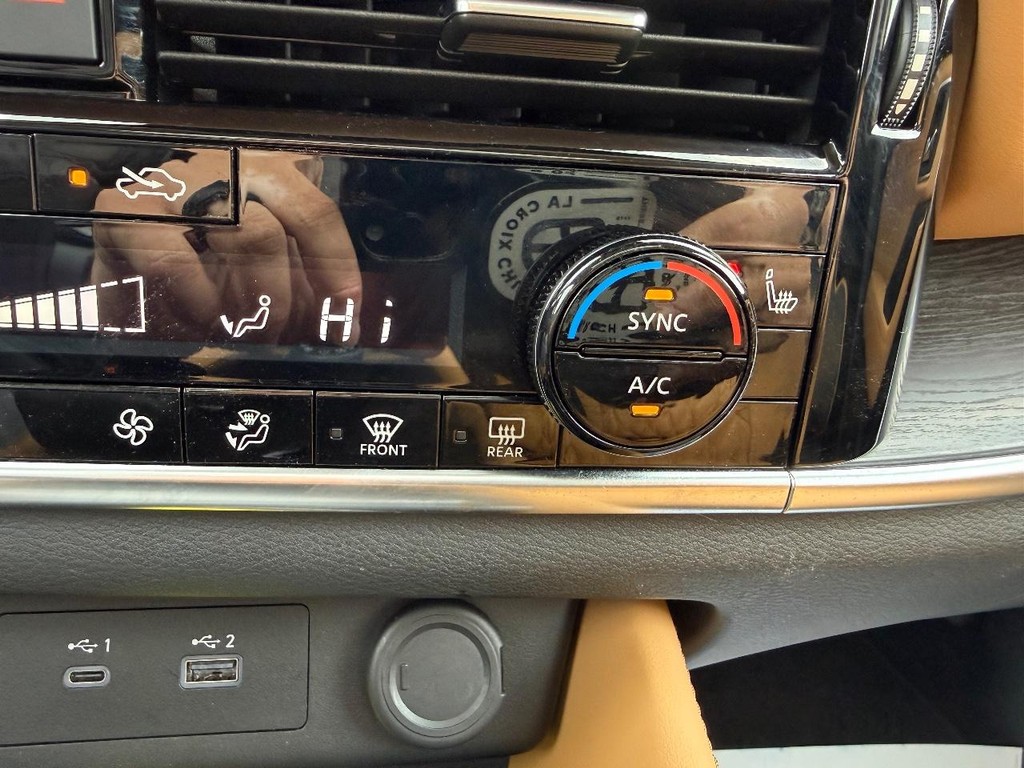 Nissan Rogue Vehicle Full-screen Gallery Image 07