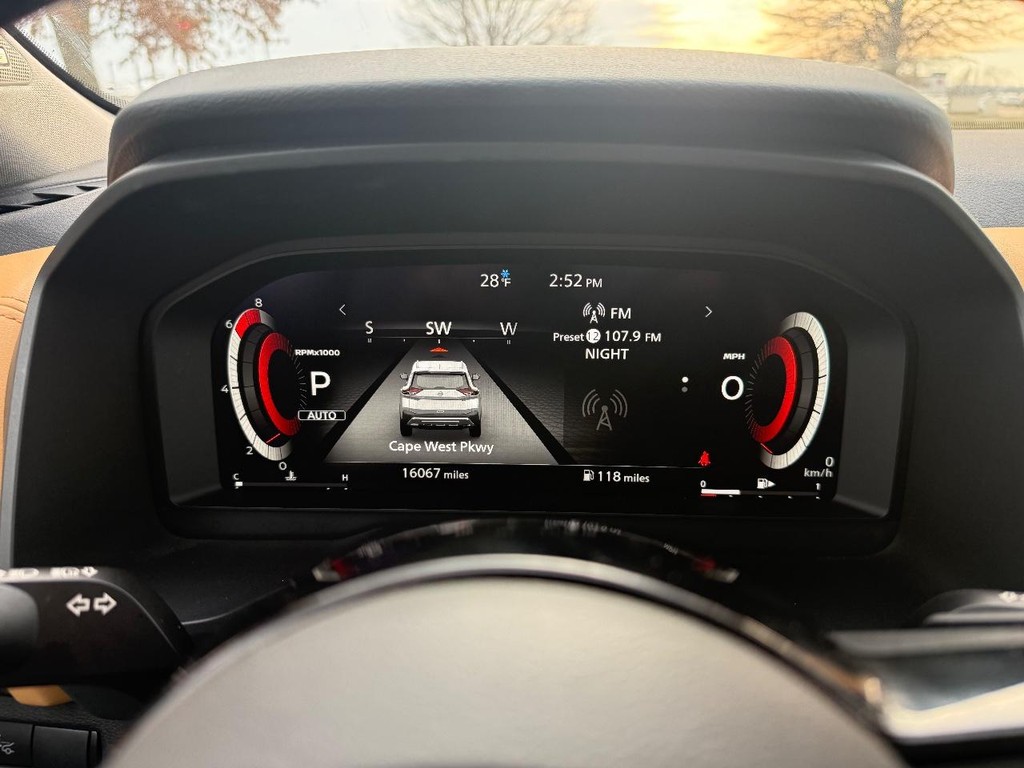 Nissan Rogue Vehicle Full-screen Gallery Image 08