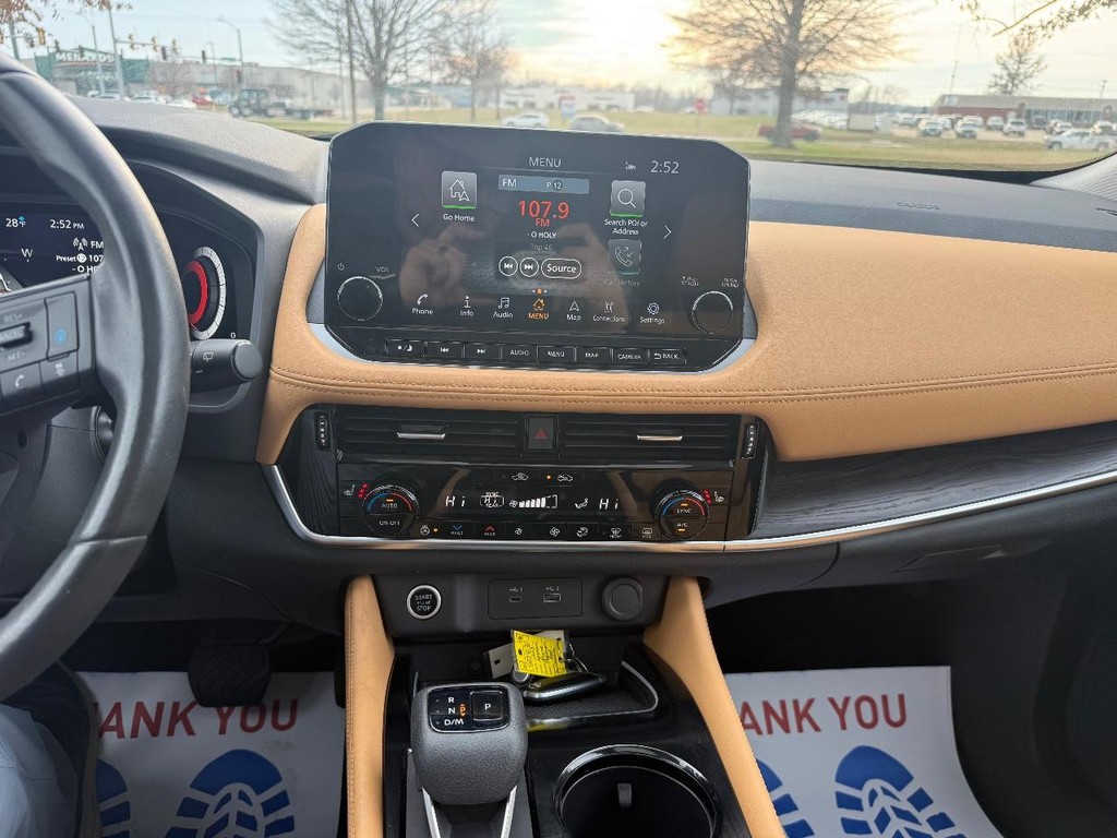 Nissan Rogue Vehicle Full-screen Gallery Image 09