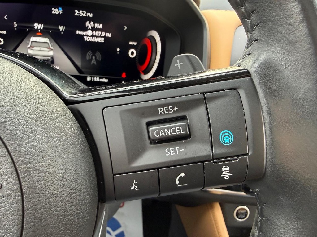 Nissan Rogue Vehicle Full-screen Gallery Image 11