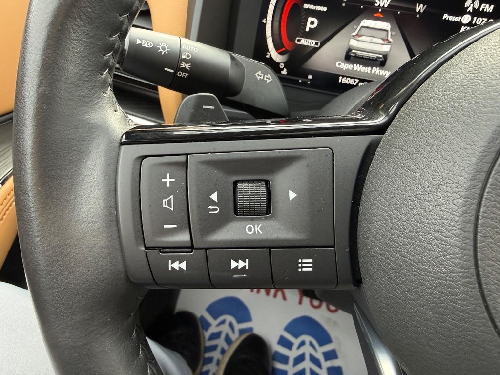 Nissan Rogue Vehicle Full-screen Gallery Image 12