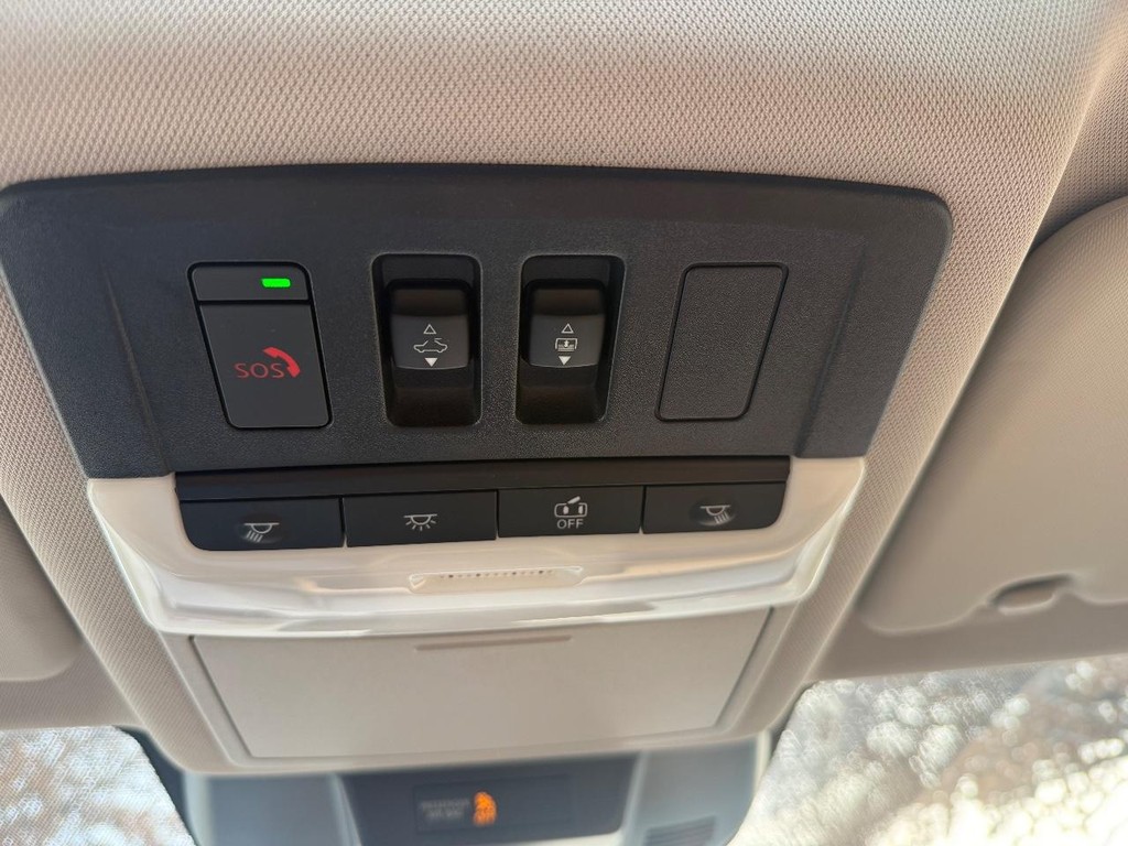 Nissan Rogue Vehicle Full-screen Gallery Image 15