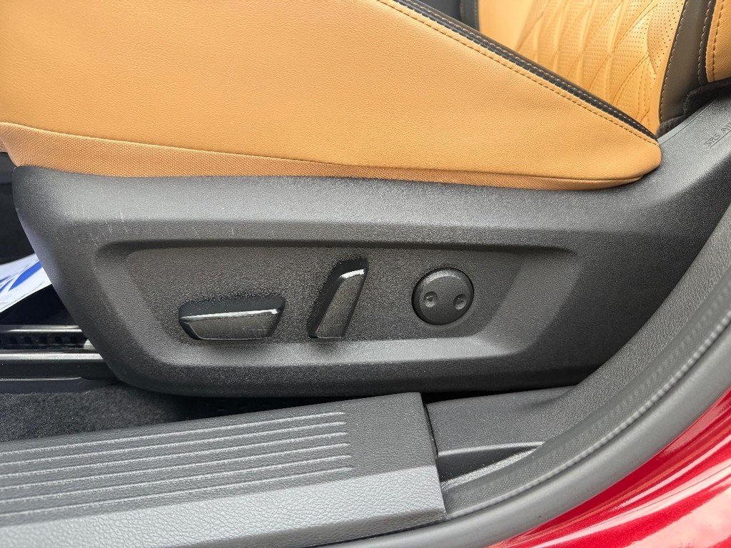 Nissan Rogue Vehicle Full-screen Gallery Image 18