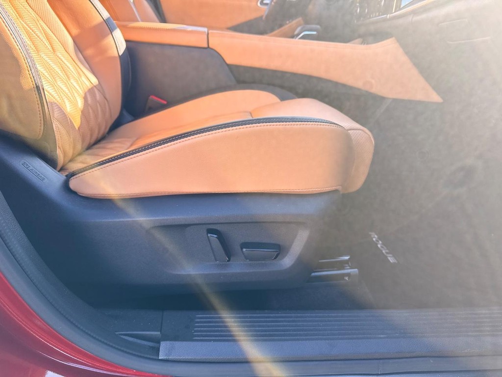 Nissan Rogue Vehicle Full-screen Gallery Image 19