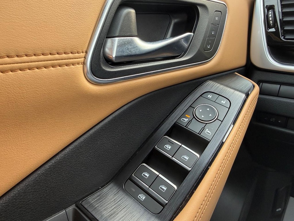 Nissan Rogue Vehicle Full-screen Gallery Image 21