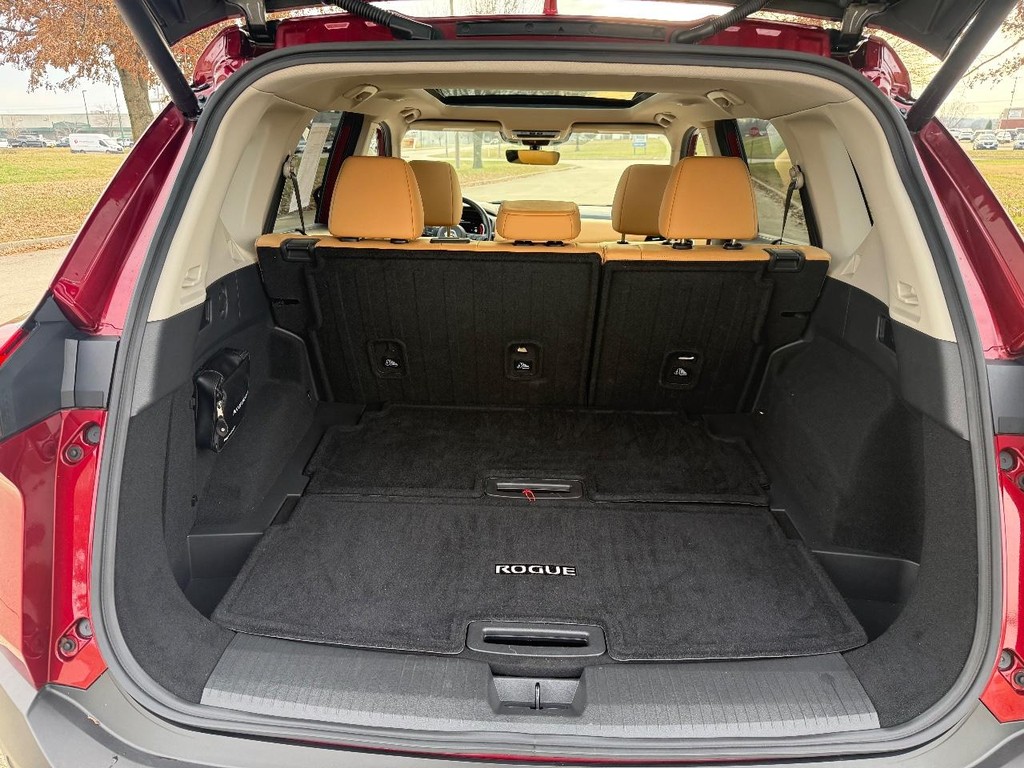 Nissan Rogue Vehicle Full-screen Gallery Image 22