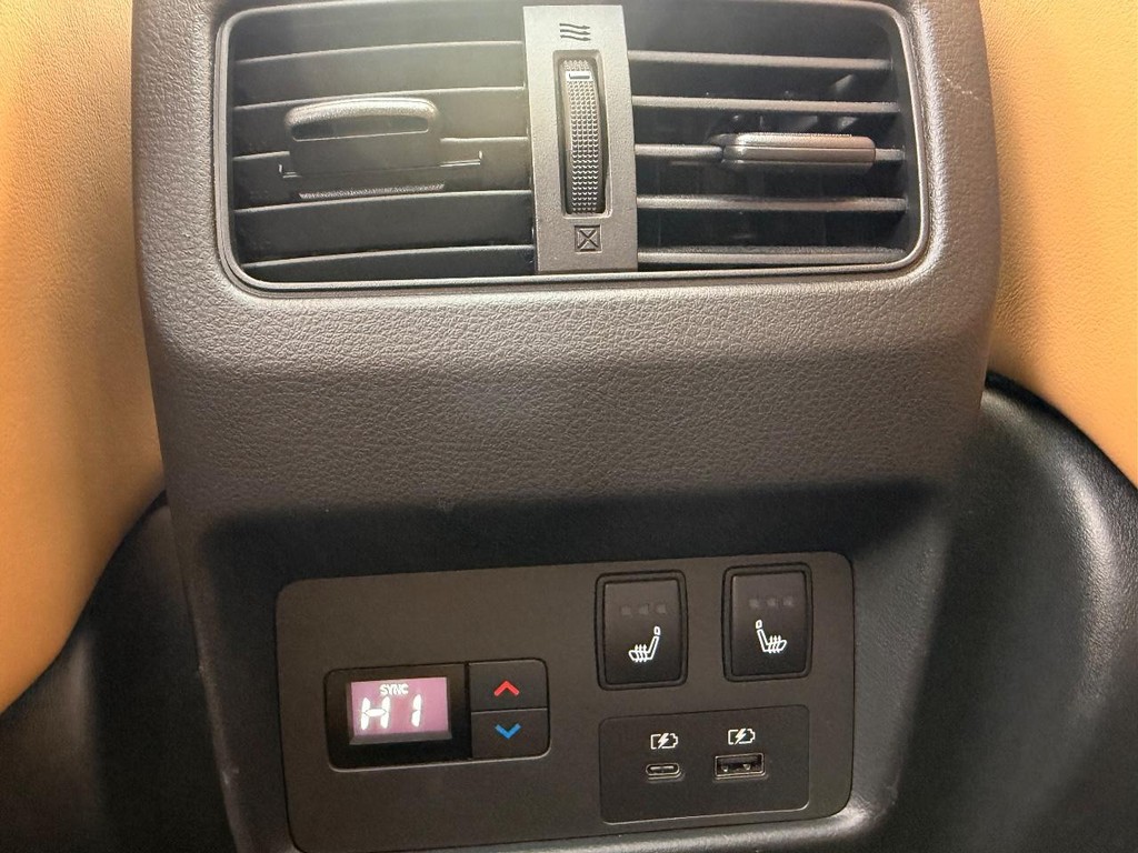 Nissan Rogue Vehicle Full-screen Gallery Image 23