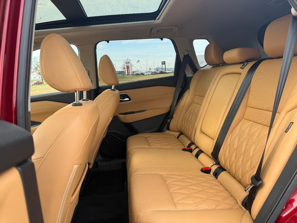 Nissan Rogue Vehicle Full-screen Gallery Image 24