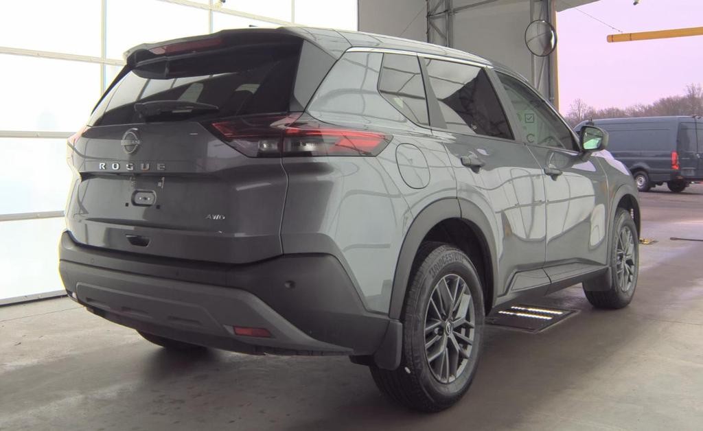 Nissan Rogue Vehicle Full-screen Gallery Image 02