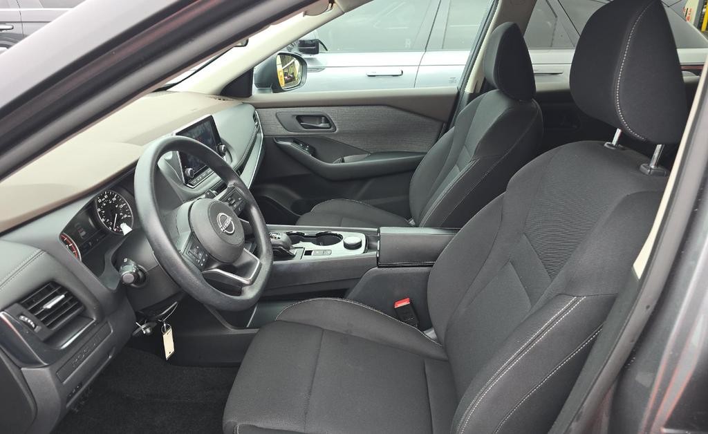 Nissan Rogue Vehicle Full-screen Gallery Image 03