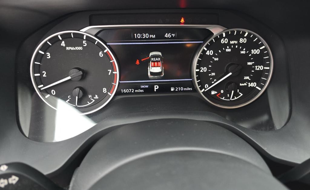 Nissan Rogue Vehicle Full-screen Gallery Image 04