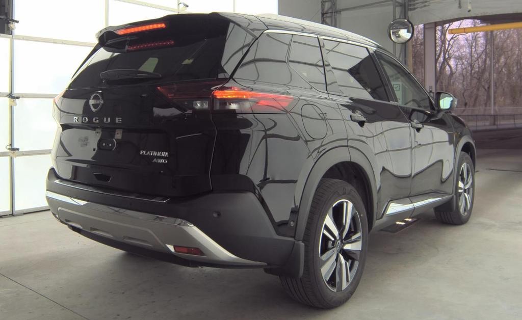 Nissan Rogue Vehicle Full-screen Gallery Image 02