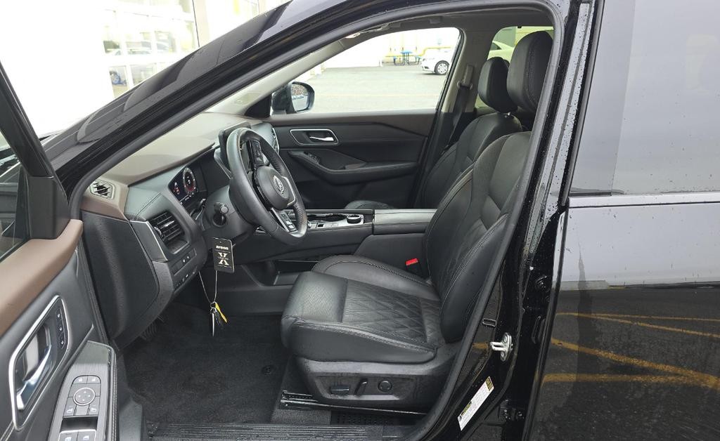 Nissan Rogue Vehicle Full-screen Gallery Image 03