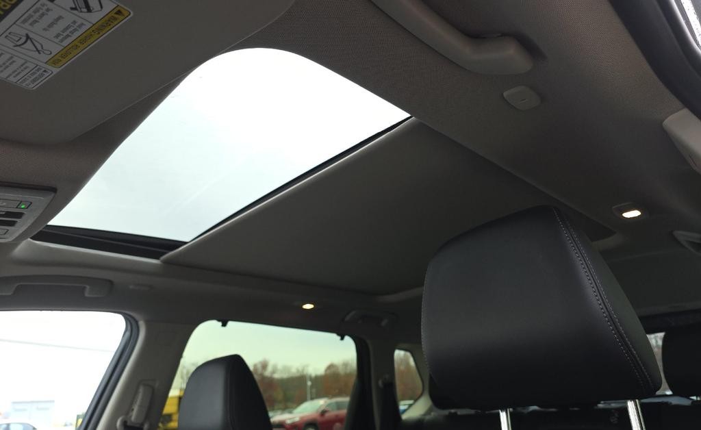 Nissan Rogue Vehicle Full-screen Gallery Image 04