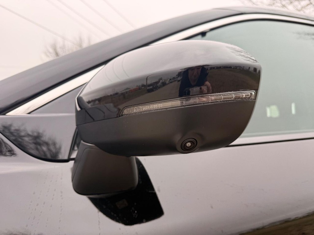 Nissan Rogue Vehicle Full-screen Gallery Image 06