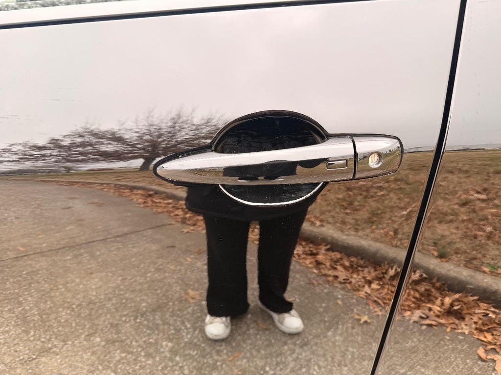 Nissan Rogue Vehicle Full-screen Gallery Image 07