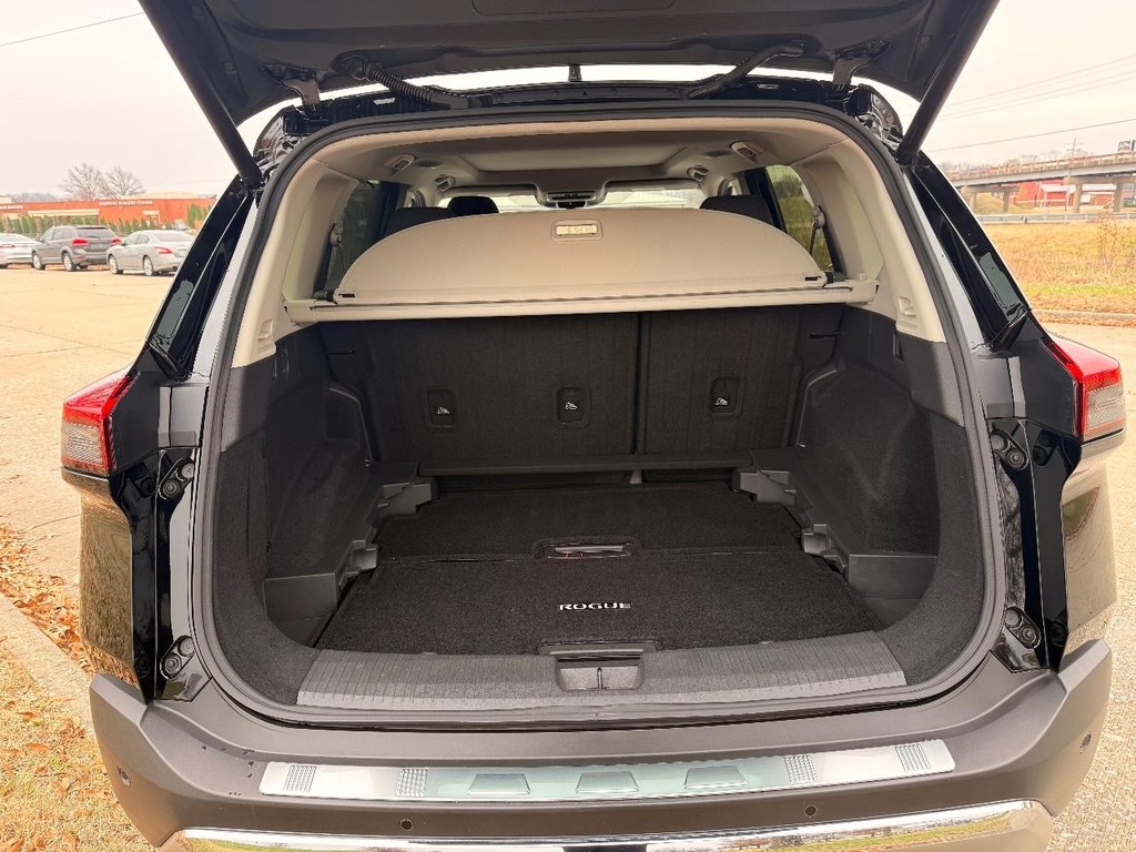 Nissan Rogue Vehicle Full-screen Gallery Image 10