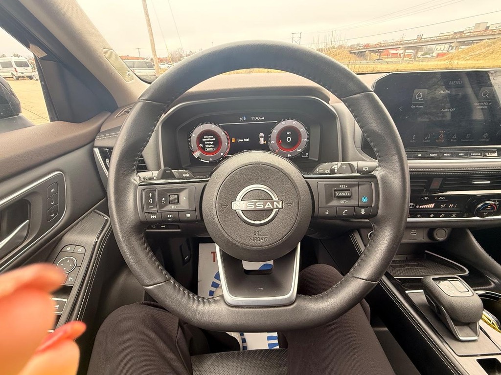 Nissan Rogue Vehicle Full-screen Gallery Image 11