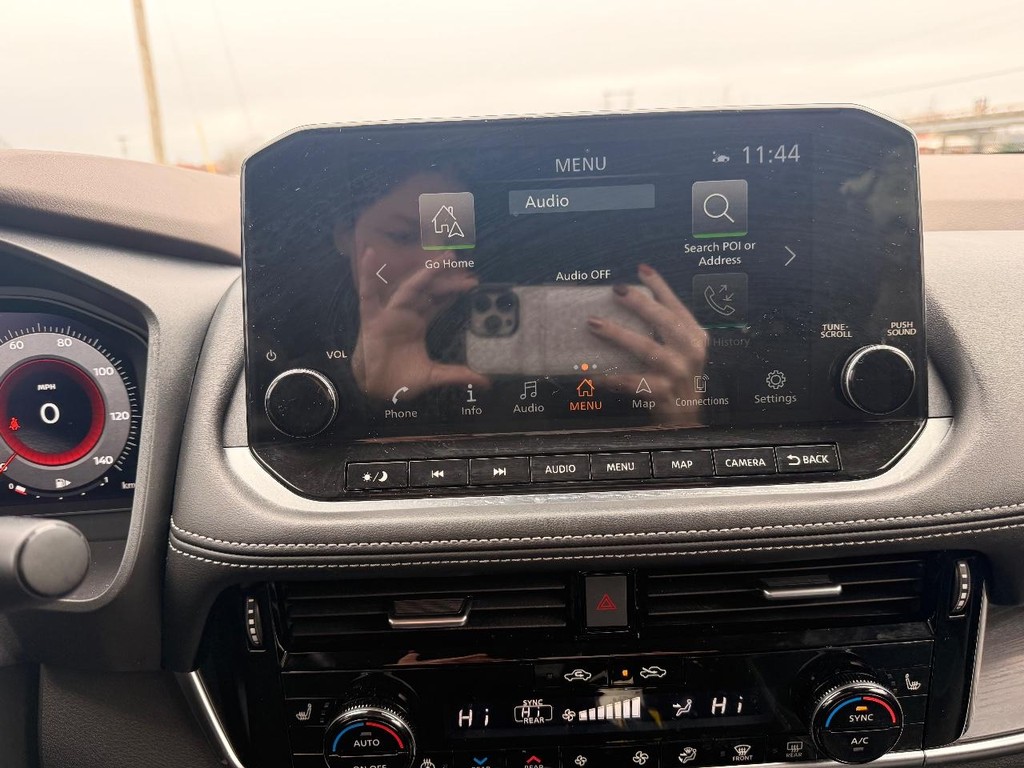 Nissan Rogue Vehicle Full-screen Gallery Image 15