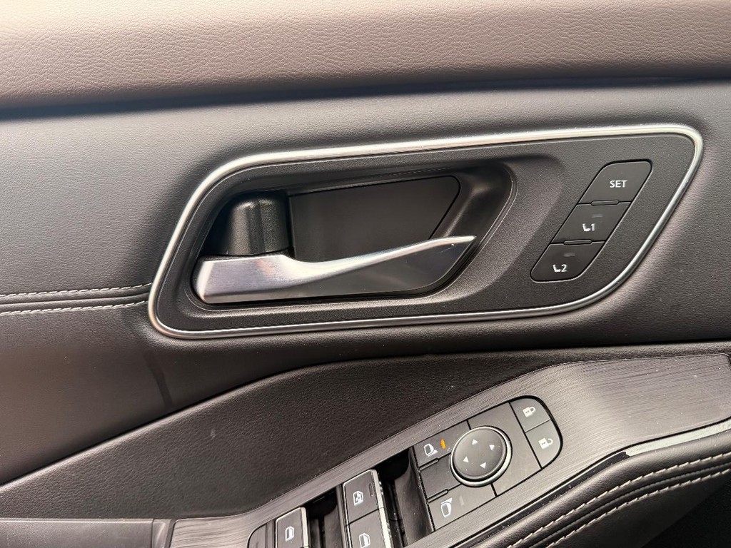 Nissan Rogue Vehicle Full-screen Gallery Image 21